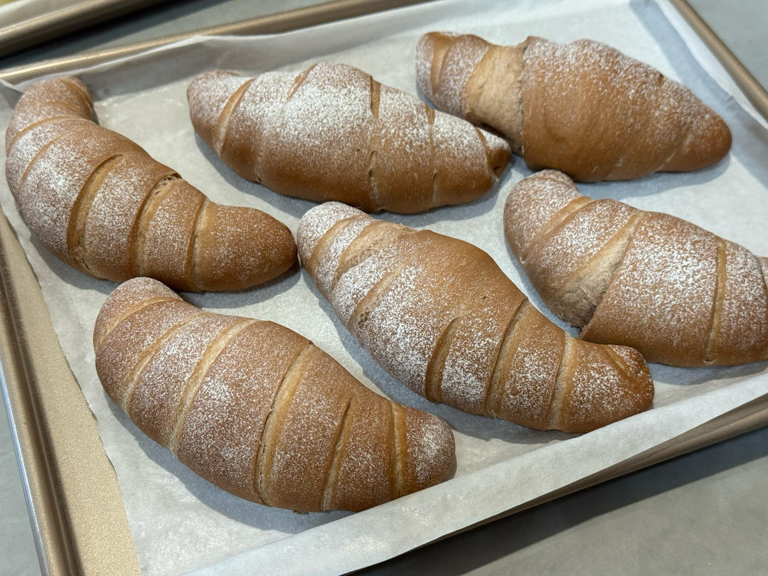 做100款面包の12：在家开茶餐厅!港式菠萝包 –不划格子自然裂开的香酥脆皮！菠萝油/酥皮包