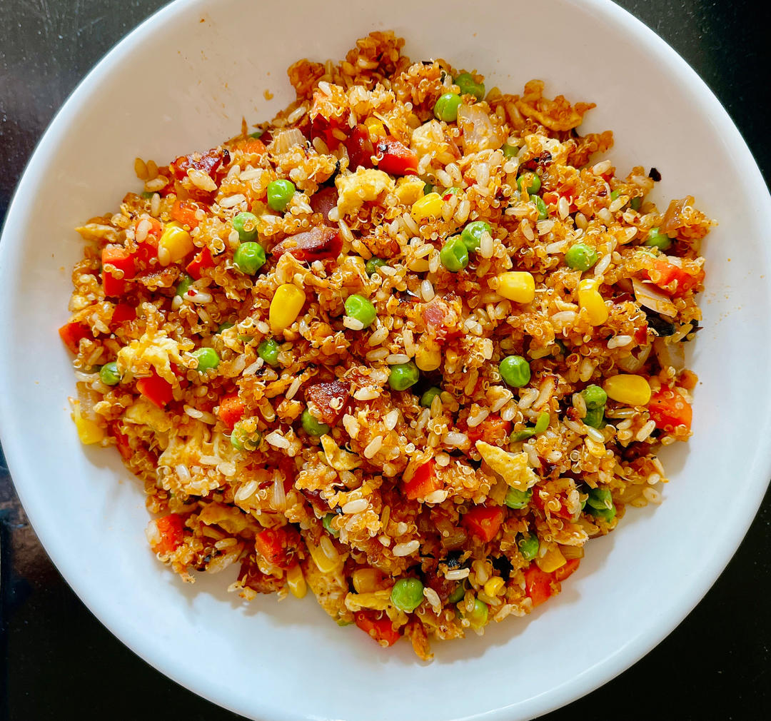 蛋炒饭不要只放鸡蛋了，加点老干妈，生抽耗油都不需要了，香喷喷