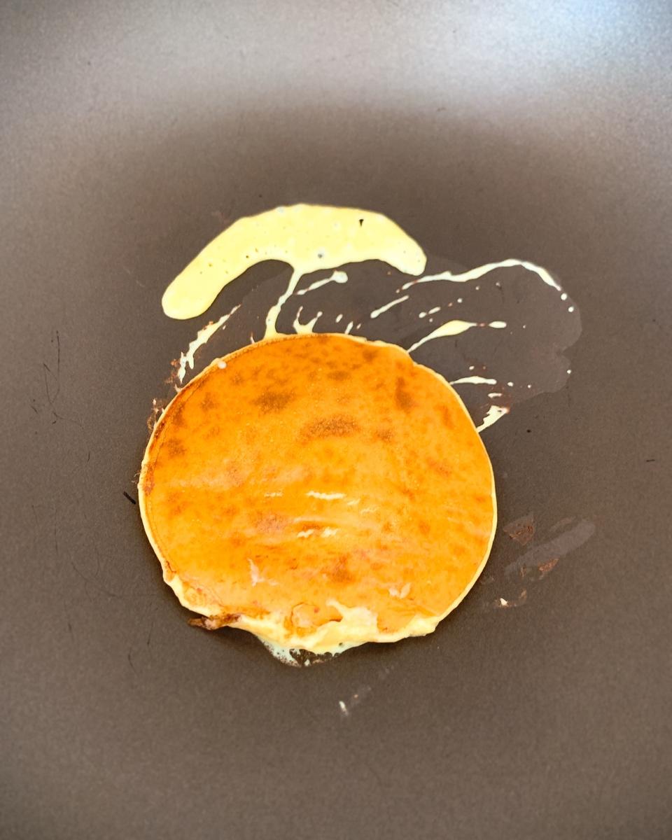 【酸奶松饼yogurt pancake】，搭上黑莓果酱和枫糖的美味。