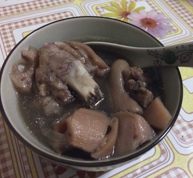莲藕黄豆猪脚汤