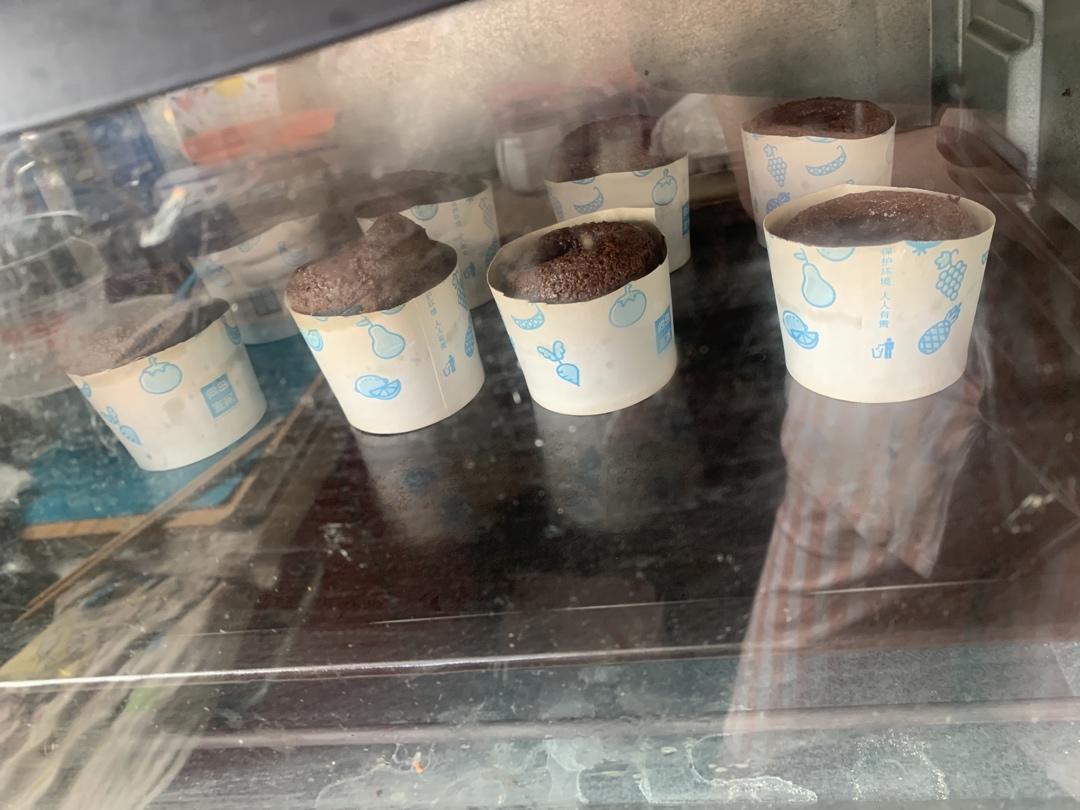 好吃到爆～爆浆巧克力熔岩蛋糕