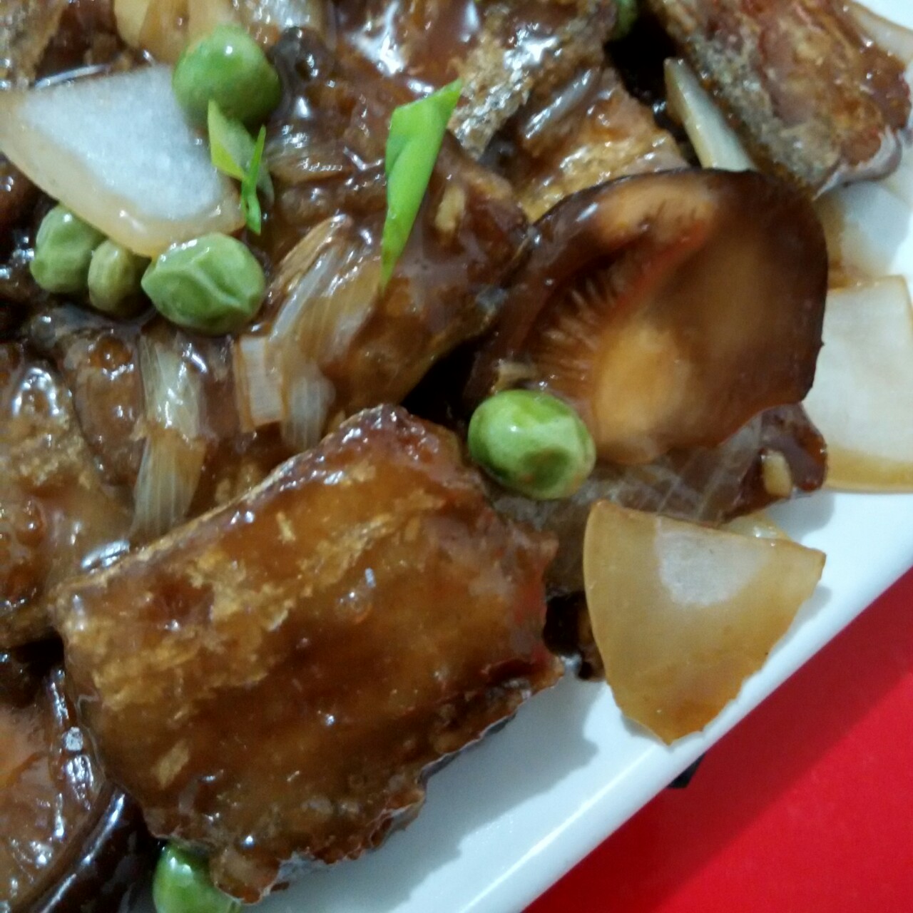 糖醋瓦块魚：一、原料：鲜鱼约一斤，配料：冬笋块三钱、鲜蘑块三钱、豌豆三钱。调料：油二两、淀粉二两、白糖一两、香醋一两、料酒二钱、香油三钱、酱油一两、味精、精盐、葱、姜、蒜各少许。二、制法：1、把鱼洗净、取出內脏、洗涤干净、将鱼劈成二扇、片成瓦块形、用精盐、