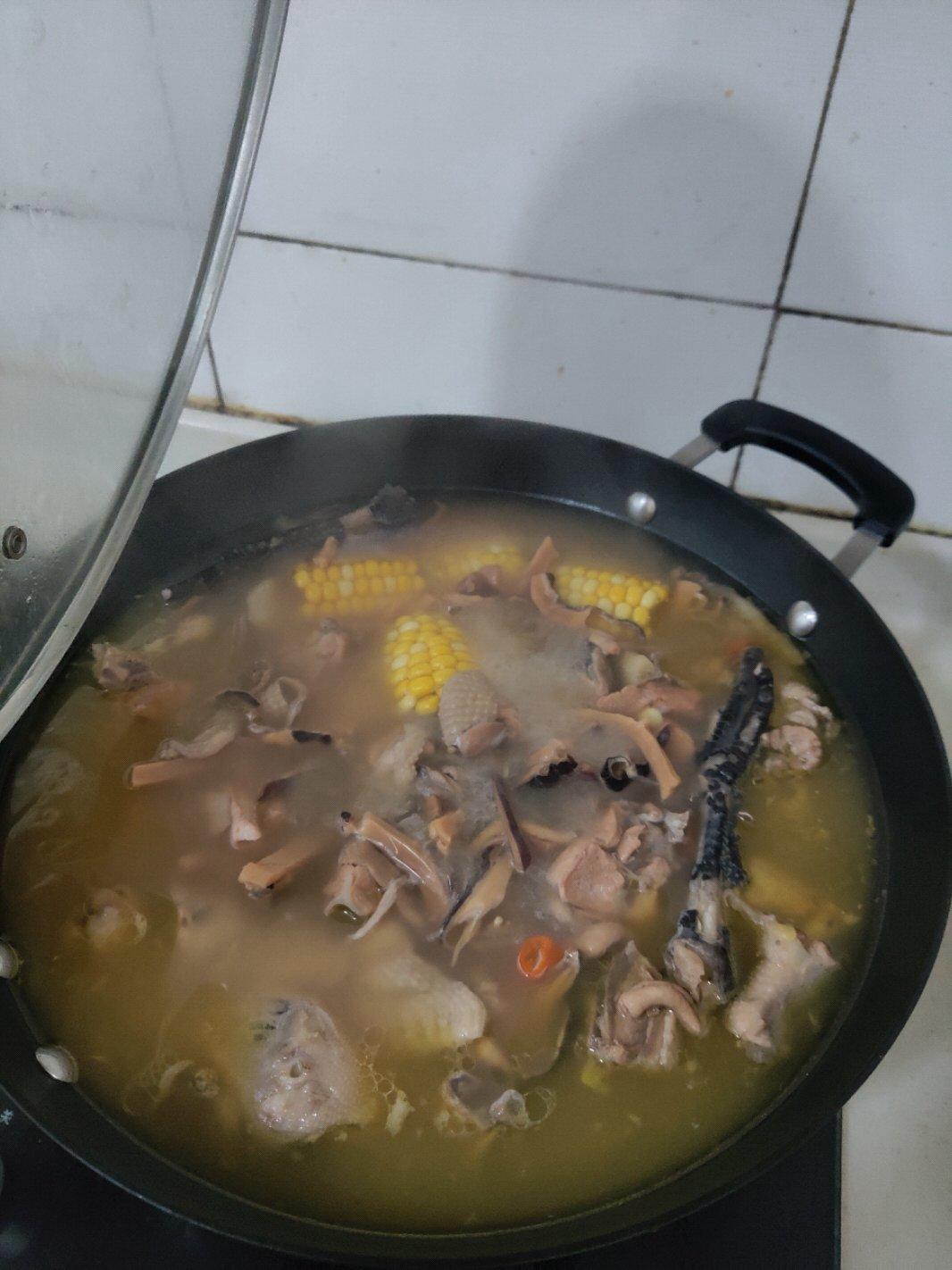 炖一锅好喝的墨鱼土鸡汤