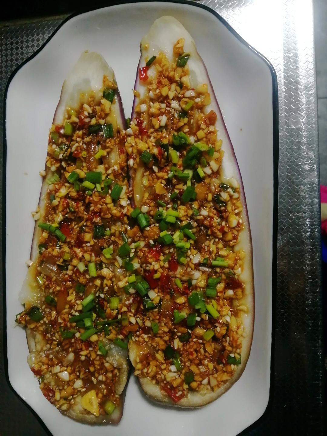 做菜太热，懒宝贝接着10分钟快手算你狠的蒜泥蒸茄子