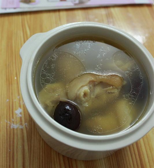 黄豆红枣猪蹄汤