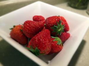 糖渍草莓的做法 步骤1