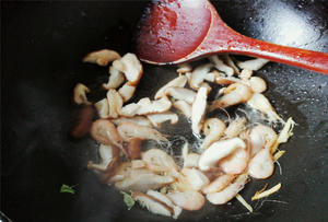 鲜虾白菜香菇烩年糕的做法 步骤3