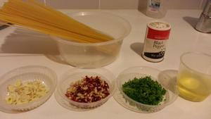 蒜香橄榄油意面 Spaghetti Aglio e Olio的做法 步骤1