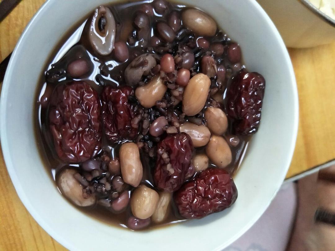 嗯哼嗯哼蹦擦擦00做的经典古方补血四红粥