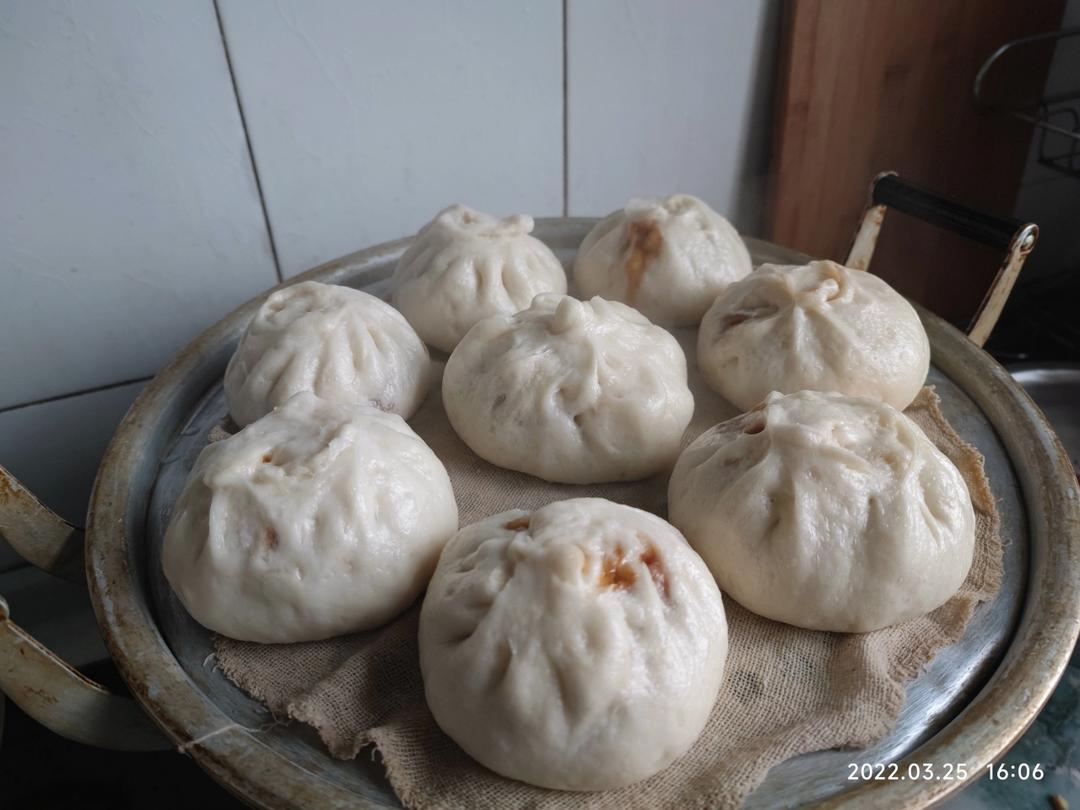 松软多汁的肉包子