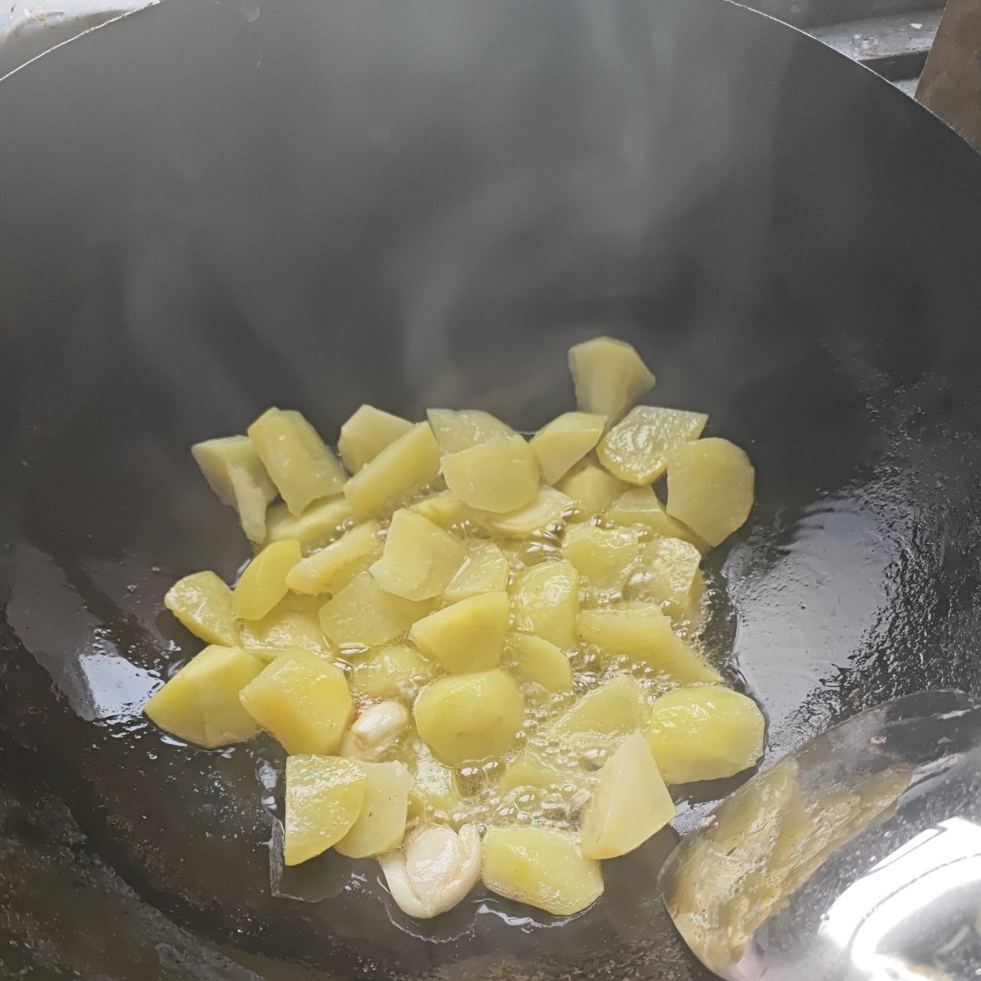 土豆炒洋葱的做法 步骤1