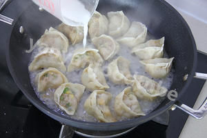 冰花煎饺 Fried Pork & Lotus Root Dumplings的做法 步骤13