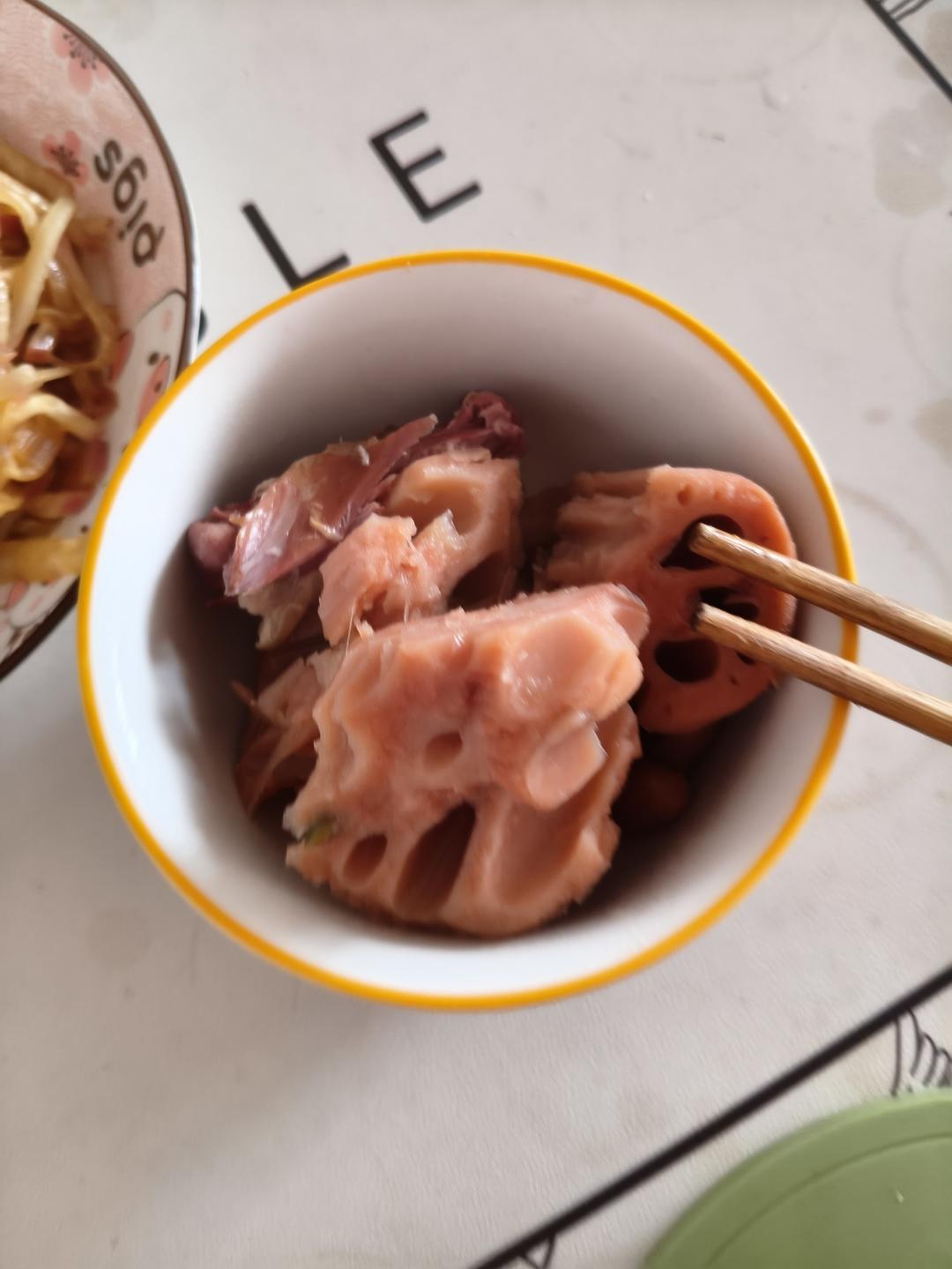 莲藕花生骨头汤（煮出粉粉的藕）