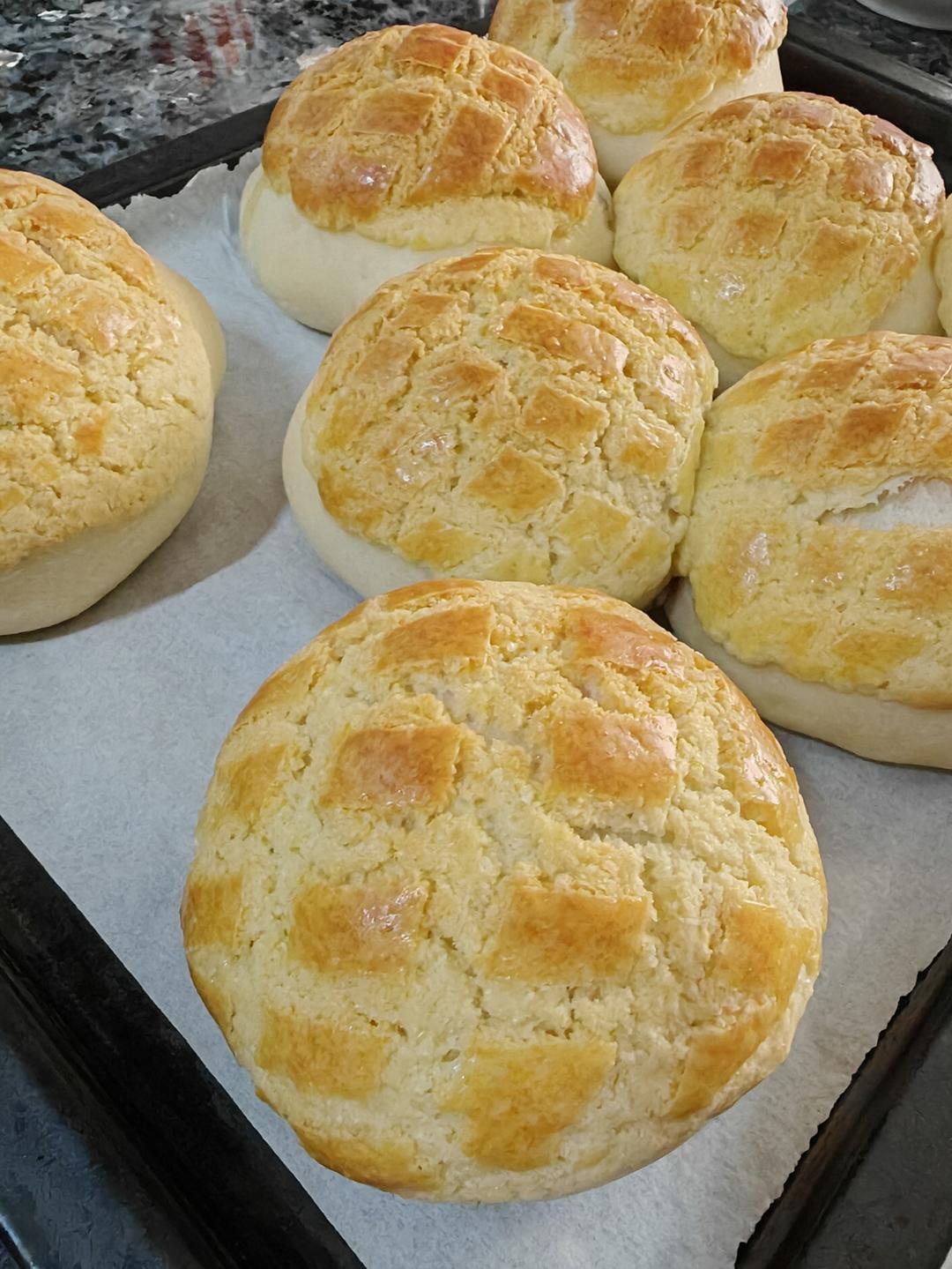 做100款面包の12：在家开茶餐厅!港式菠萝包 –不划格子自然裂开的香酥脆皮！菠萝油/酥皮包