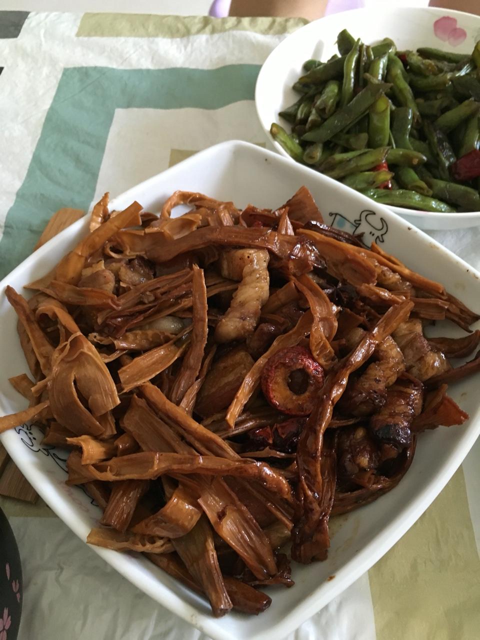 家常菜 笋干烧肉 西门小凤做的笋干烧肉 赞 精选带皮五花肉,笋干,姜片