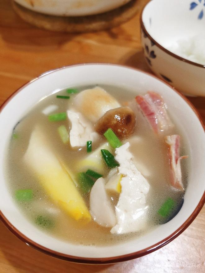 春笋菌菇豆腐汤（春季腌笃鲜）的做法