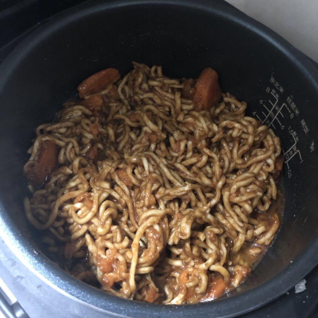宿舍自制-电饭煲红薯焖面