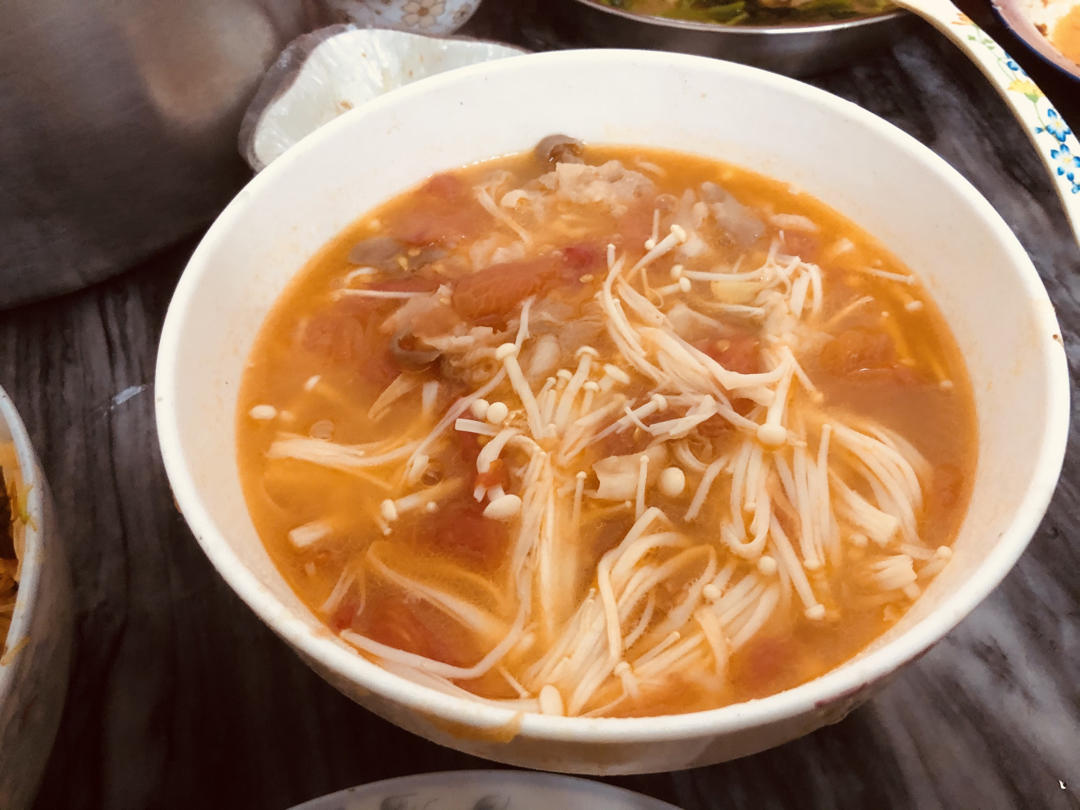 金针菇肥牛番茄锅