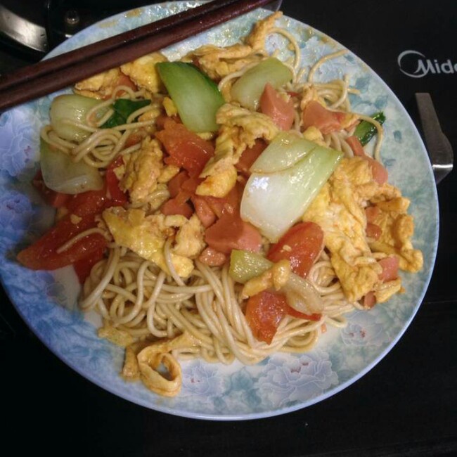香肠鸡蛋炒面