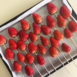 草莓冰糖葫芦的做法 步骤4