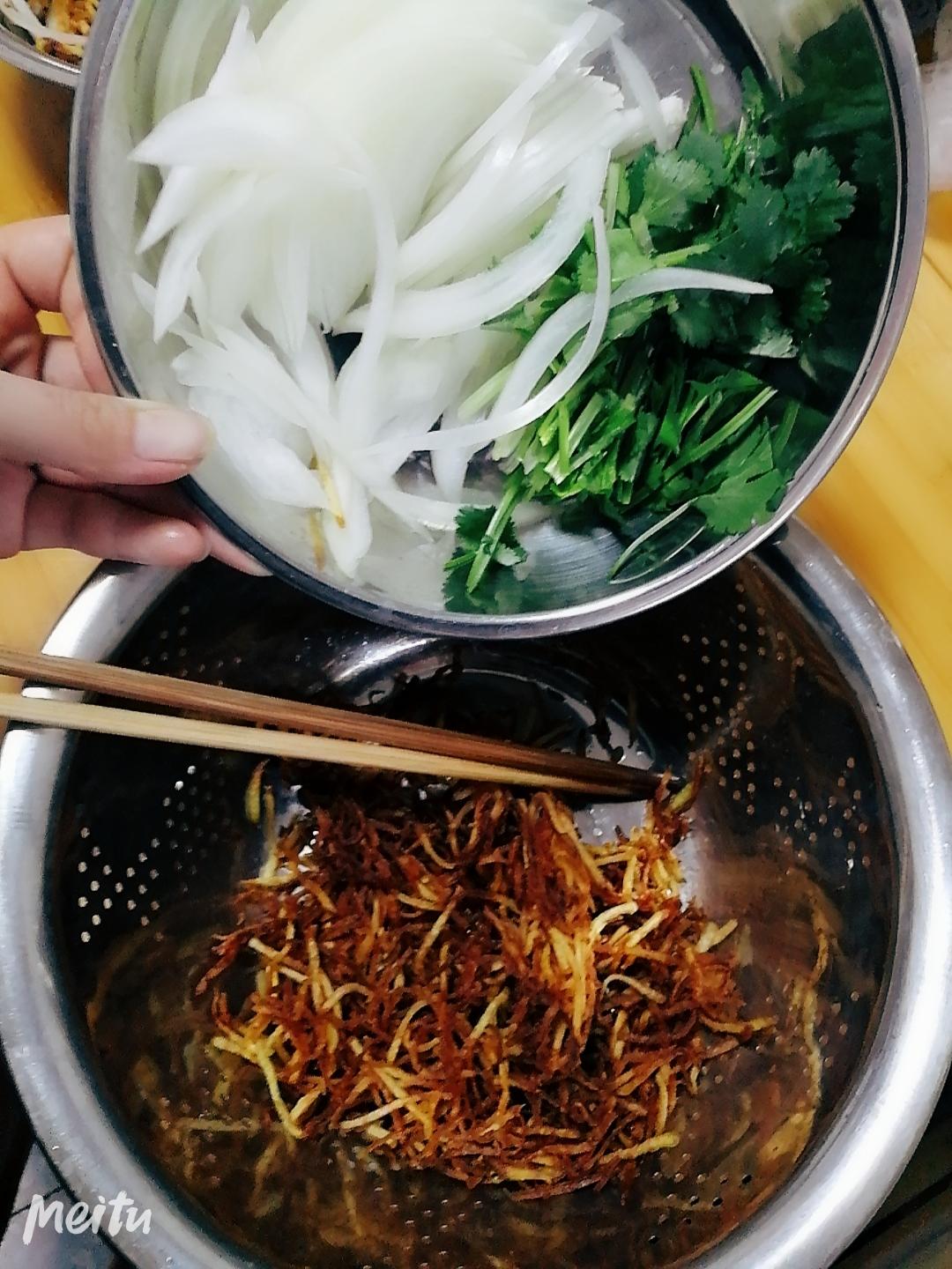 炸土豆丝拌洋葱香菜老虎菜