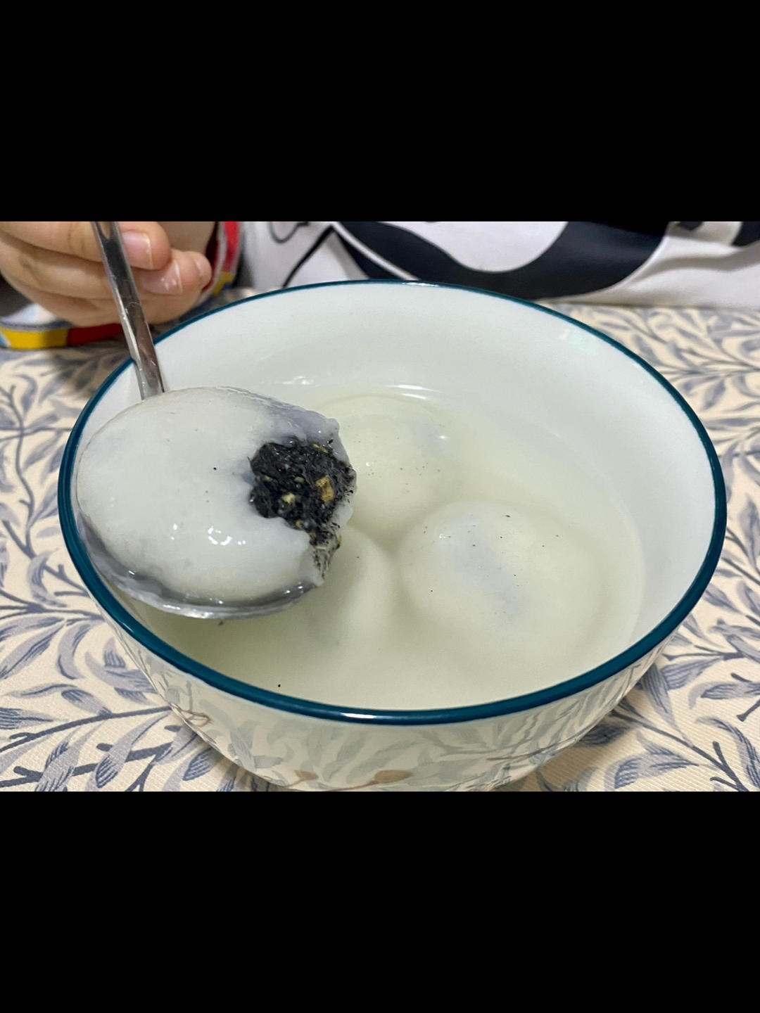 花生黑芝麻汤圆