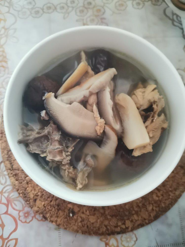 菌菇炖鸡汤
