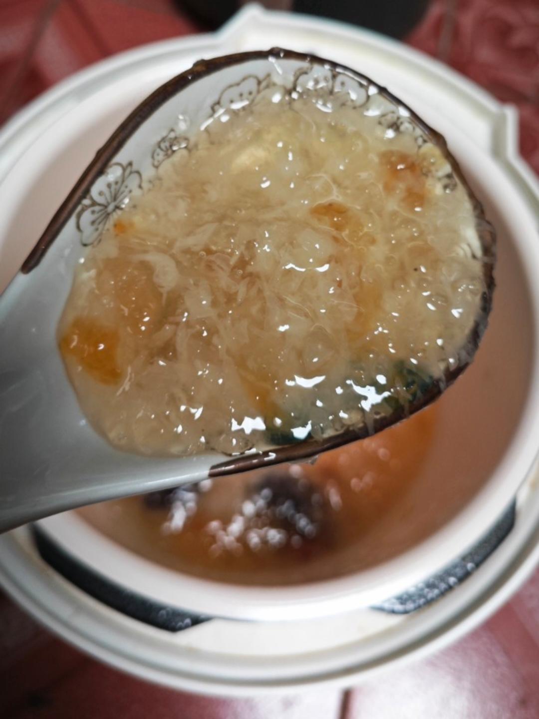 《桃胶皂角米雪燕银耳牛奶羹》据说一碗等于敷30片面膜的功效