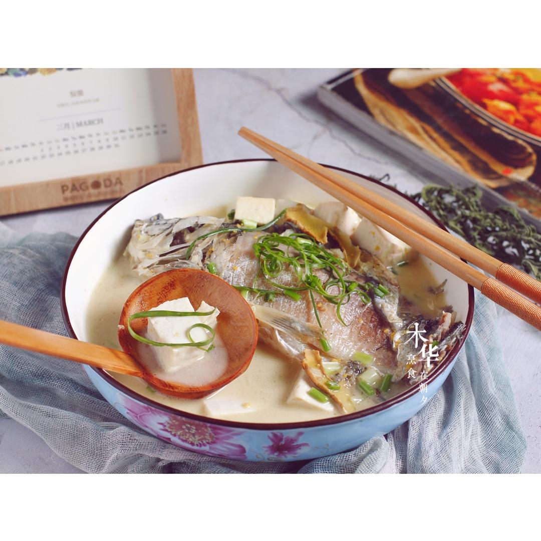 汤白鱼鲜营养多，鲫鱼豆腐汤