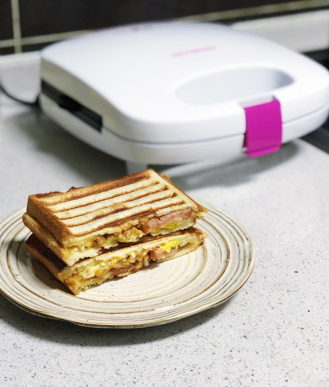 培根鸡蛋芝士热压三明治