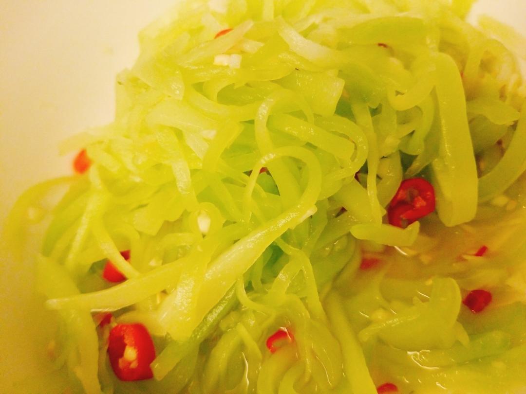 厨师长教你：夏日开胃小菜“凉拌莴笋丝”的家常做法，简单易学赶紧收藏吧