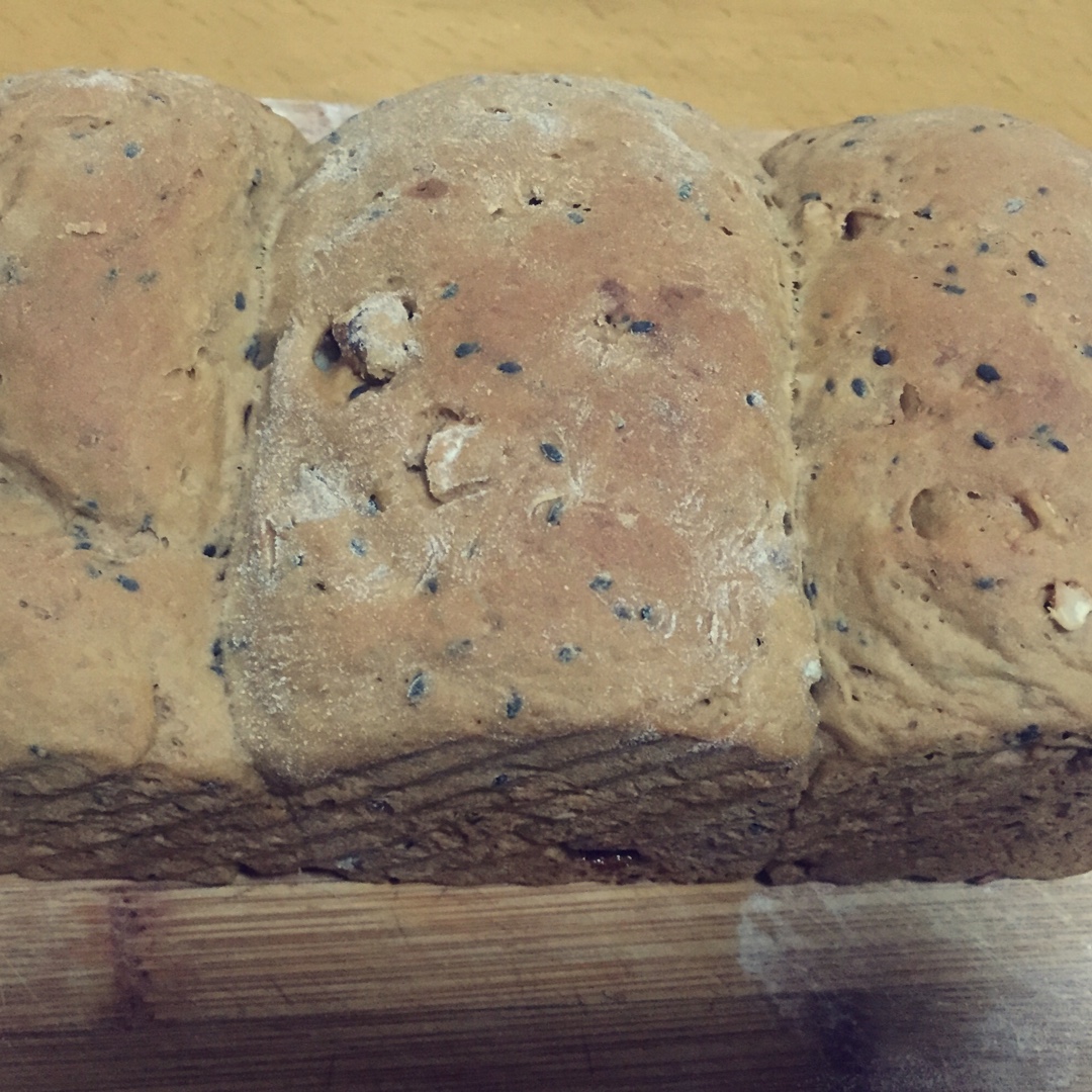 全麦黑芝麻核桃吐司