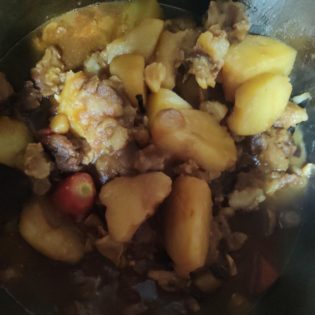 红烧牛腩炖土豆