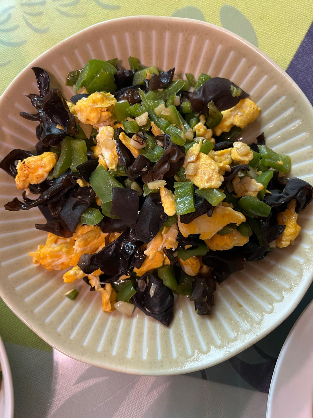 这么搭配也太香了！青椒胡萝卜木耳炒鸡蛋