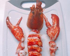 学米其林大厨拆出完整的龙虾肉的做法 步骤1