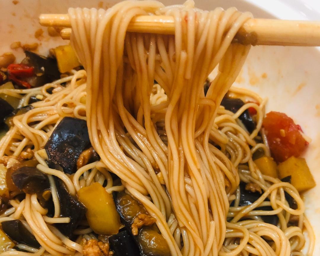 超下饭的😋土豆茄子肉末拌面🍜