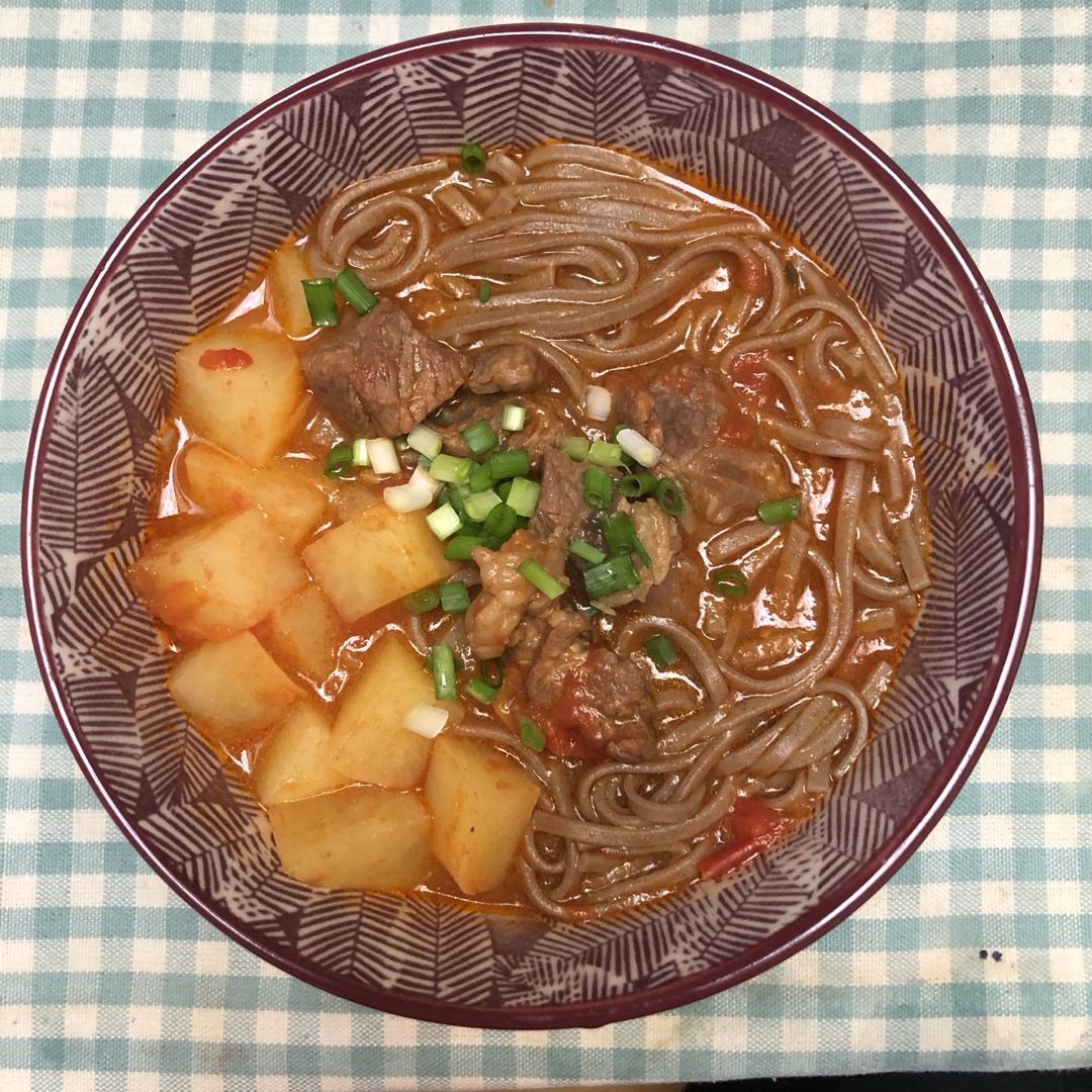 汤浓肉嫩的番茄牛腩，牛腩软烂秘法