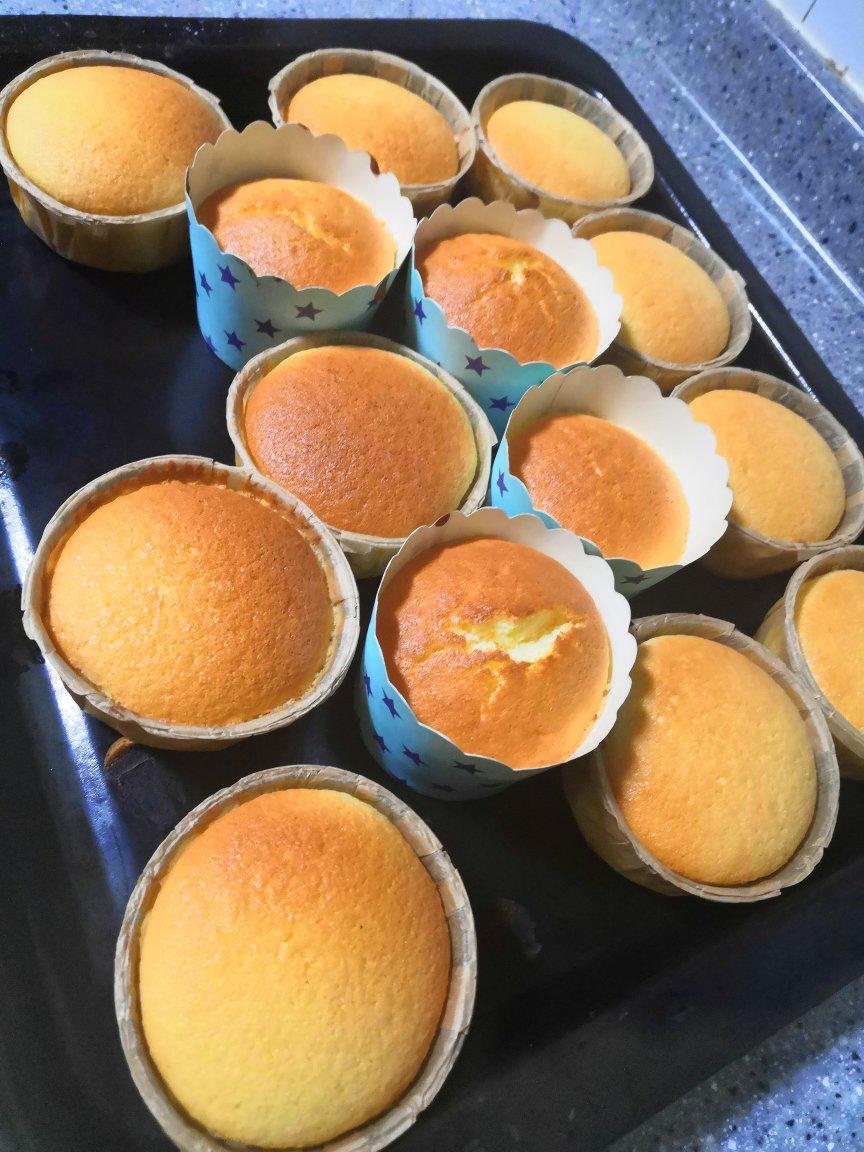 全蛋法打发原味海绵杯子蛋糕