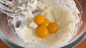 酸奶黄桃小蛋糕的做法 步骤3