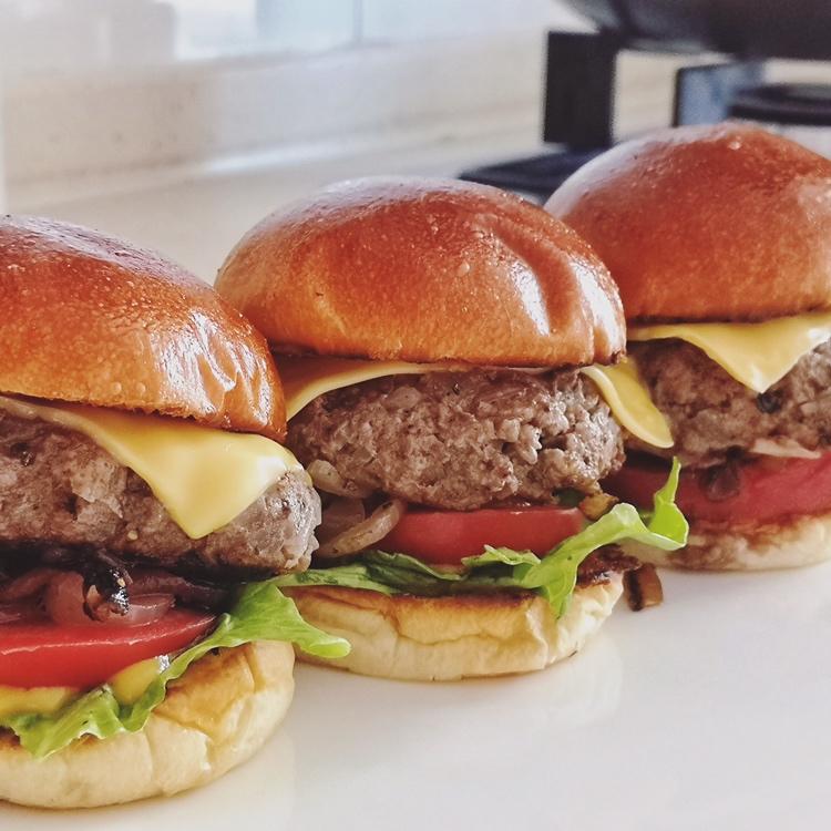 洋葱牛肉汉堡 Beef Hamburger with Fried Onions