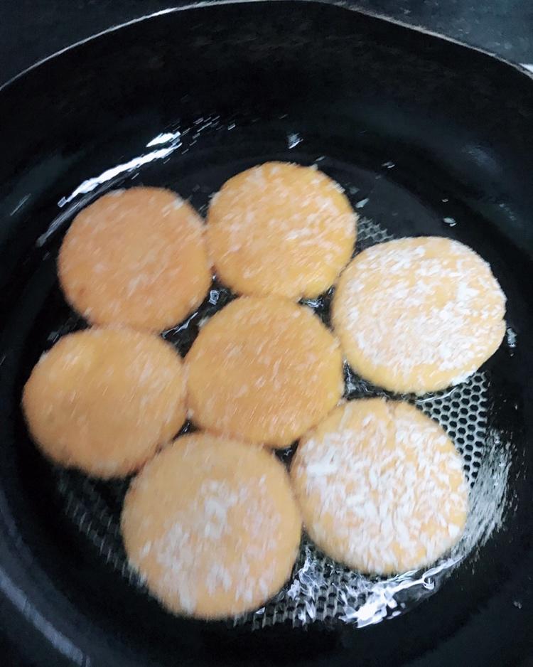香甜无比的香蕉红薯饼，做法简单，学会给家人露一手吧