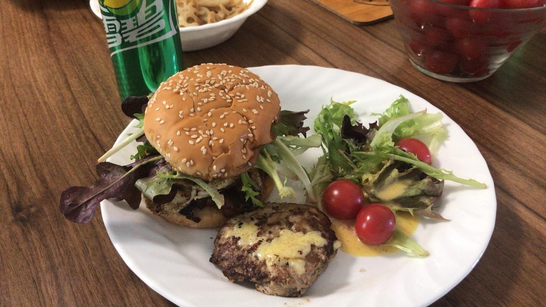 洋葱牛肉汉堡 Beef Hamburger with Fried Onions