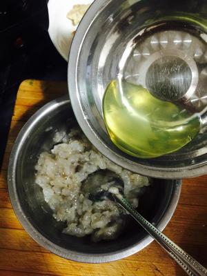 虾滑排骨菌菇汤的做法 步骤3