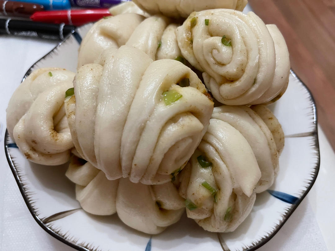 🌺椒盐葱香花卷🌺（操作简单，好吃又好看）