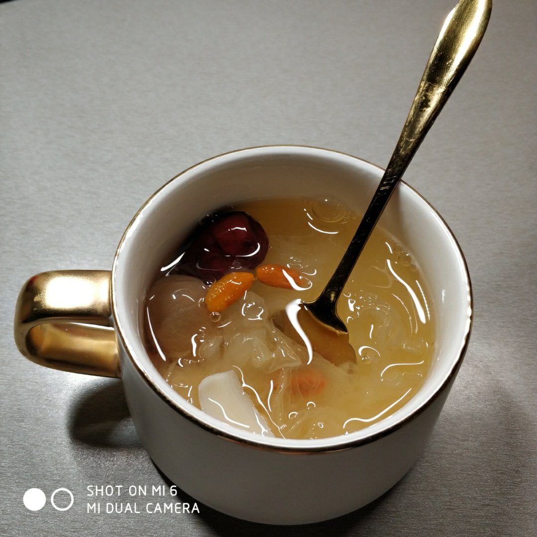 银耳莲子红枣桂圆汤
