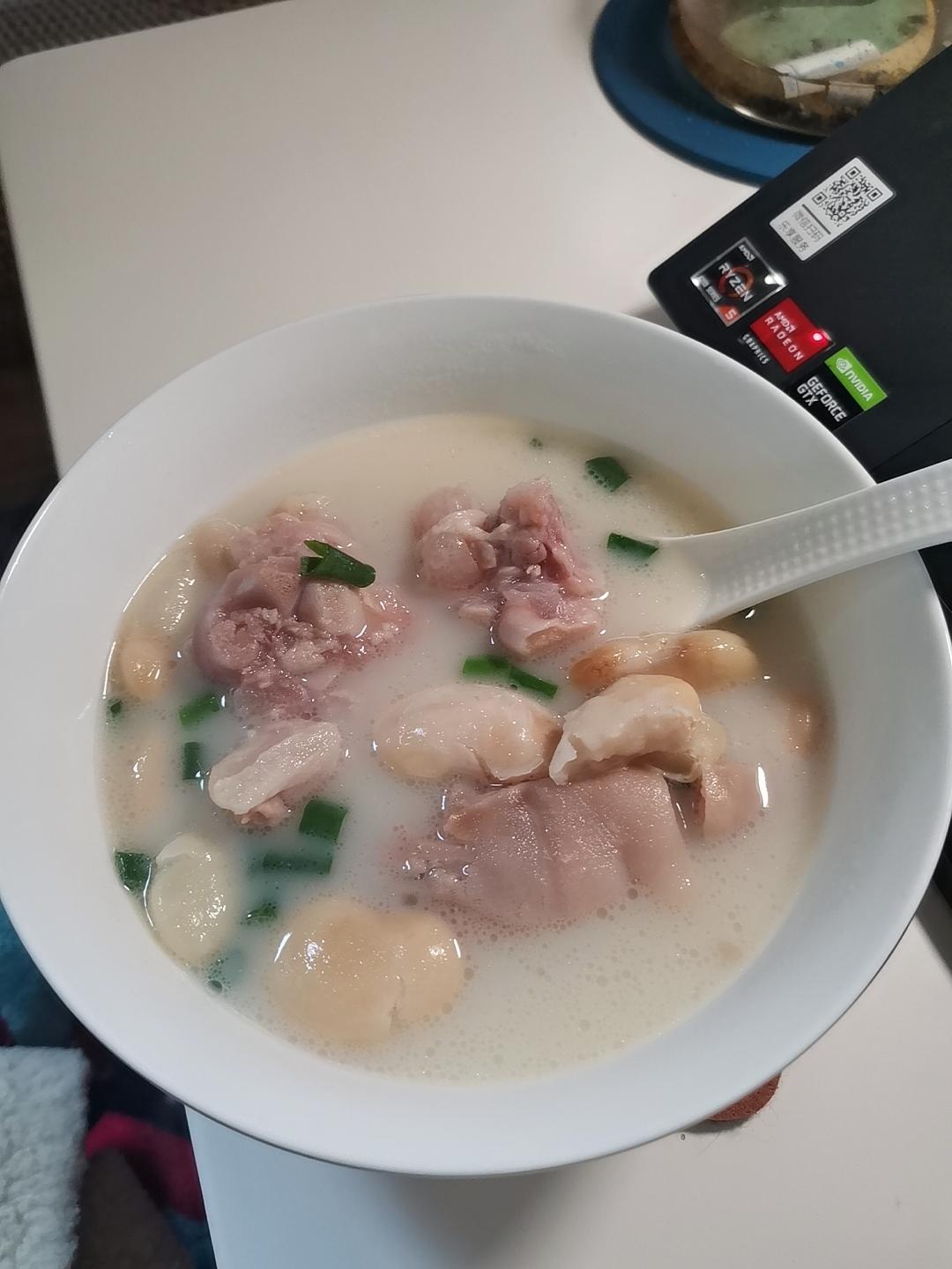 芸豆猪蹄汤