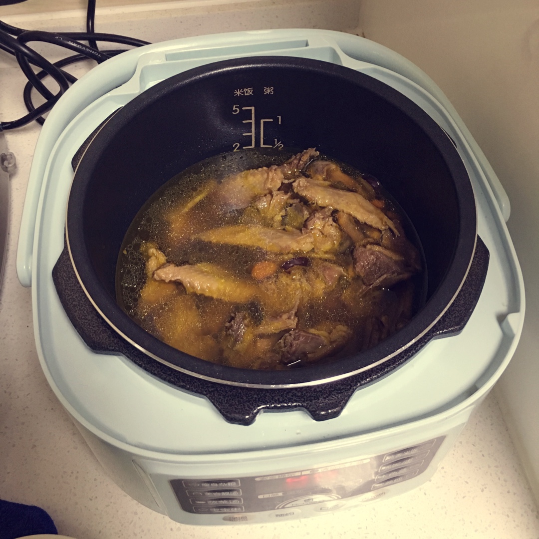 枣杞乳鸽汤