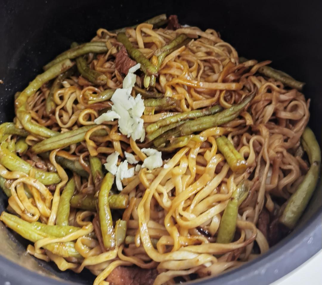 一个电饭锅 + 40分钟=超简单超好吃的扁豆焖面！