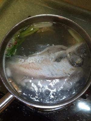 超营养鲫鱼汤炖饭（8个月以上宝宝辅食）的做法 步骤5