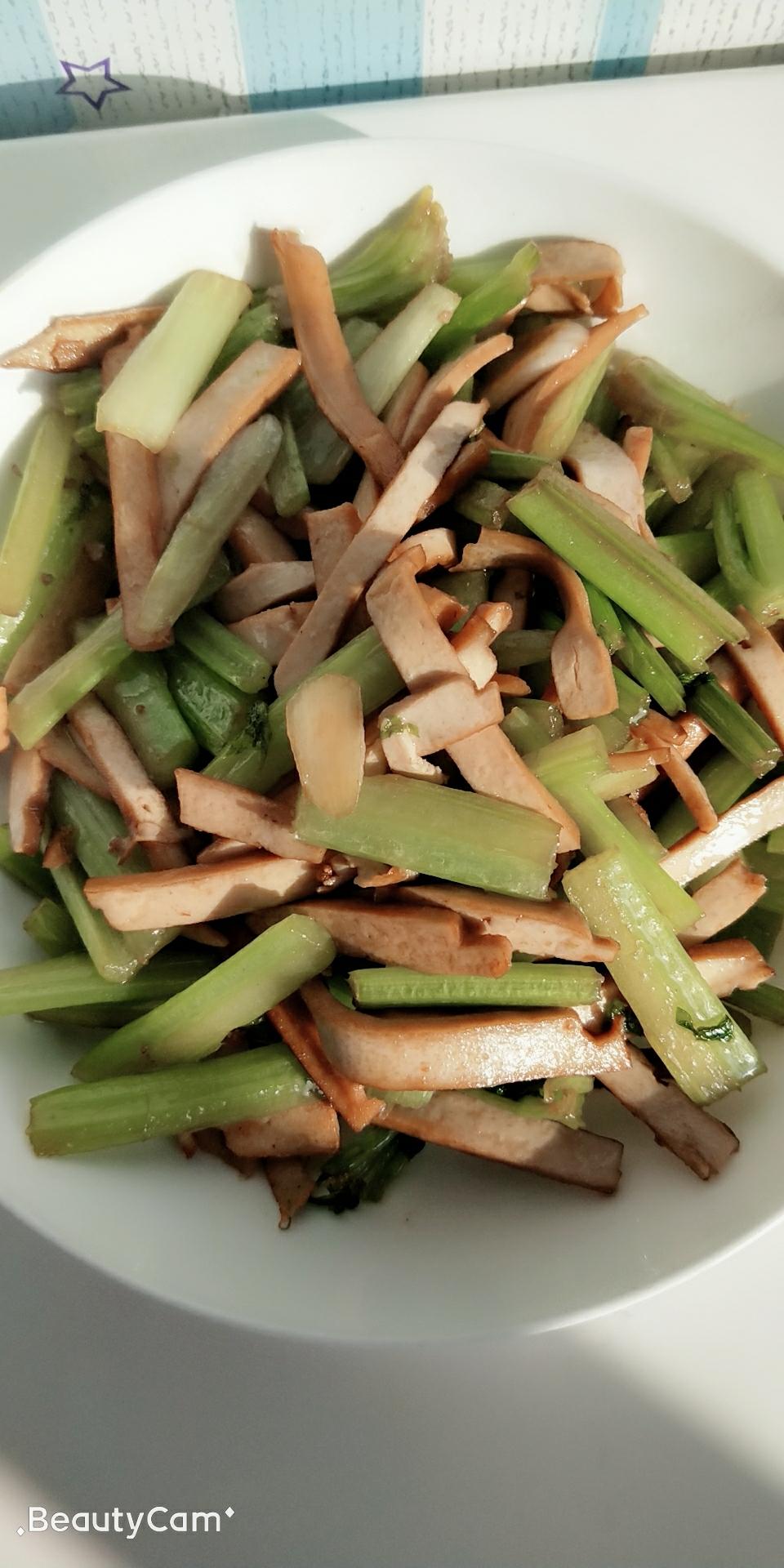 快手芹菜豆腐干的做法